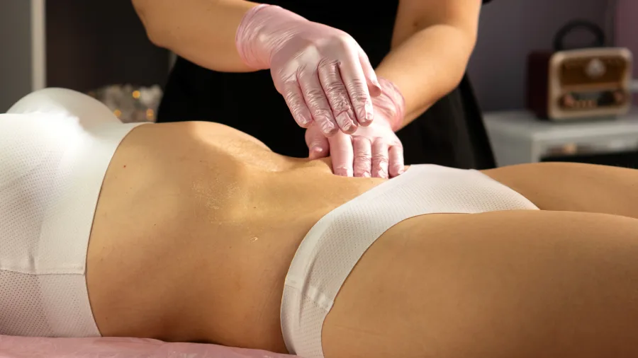 Masaje abdominal drenante aplicado por profesional, ejemplo del drenaje linfático método Thaïs León, una técnica efectiva para desinflamar, mejorar la silueta y estimular el sistema linfático de forma segura y natural.